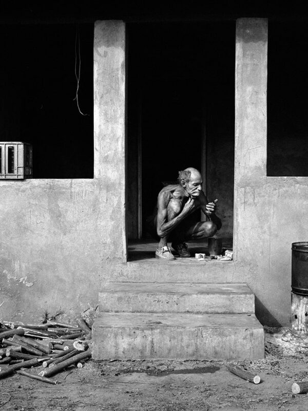 Man shaving on verandah Western TVL, 1986